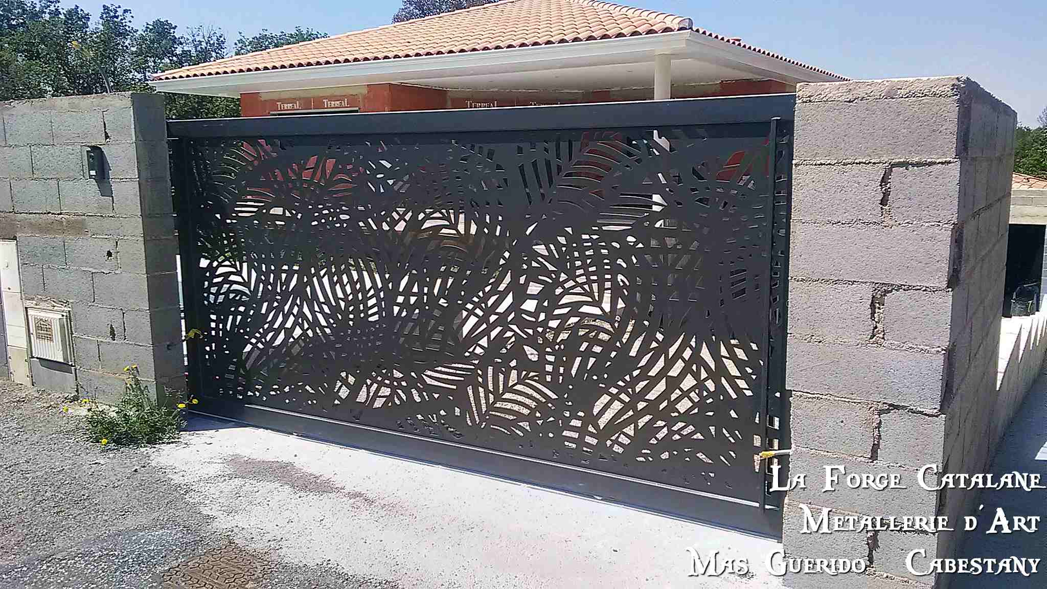 portail coulissant moderne decoupe laser vegetale vantaux fer La Forge Catalane Cabestany (3).jpg